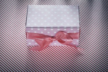 Kırmızı şeritli masa örtüsü kutlamalar kavramı mevcut kutusunda