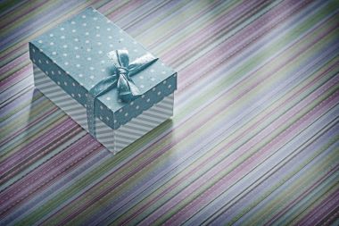 Kutusu tam kutlamalar co üzerinde çizgili arka plan üzerinde