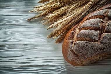 Üstten Görünüm kahverengi ekmek çavdar kulaklara beyaz tahta