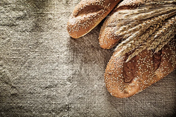 Ekmek buğday kulaklara çuval bezi arka plan