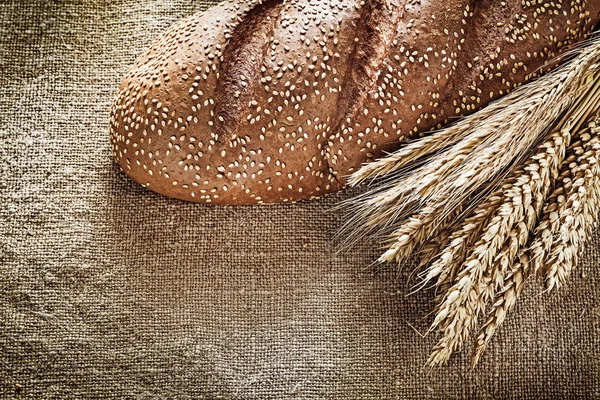 Roggen-Ähren-Brot auf Klett-Hintergrund — Stockfoto