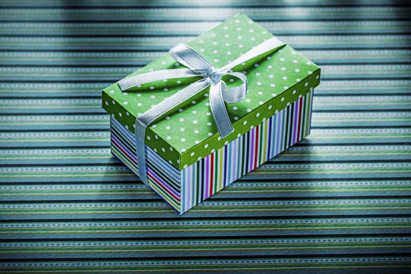 Caja de regalo en concepto de vacaciones de fondo rayado — Foto de Stock