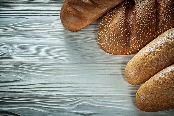 Хлебный багет на белой доске — стоковое фото