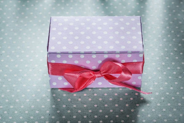 Růžové krabičce na koncept dovolené ubrus modré puntíky — Stock fotografie