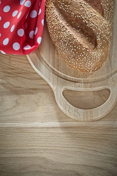 Brot Schneidebrett rote Tischdecke auf Holz Hintergrund — Stockfoto