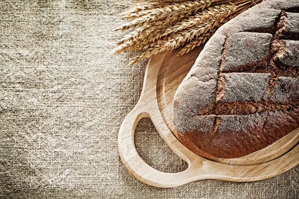 Schnitzbrett Brot Roggen Ähren auf Klett Hintergrund — Stockfoto