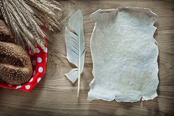 Pan trigo espigas rojo lunares mantel plumas hoja vintage en —  Fotos de Stock