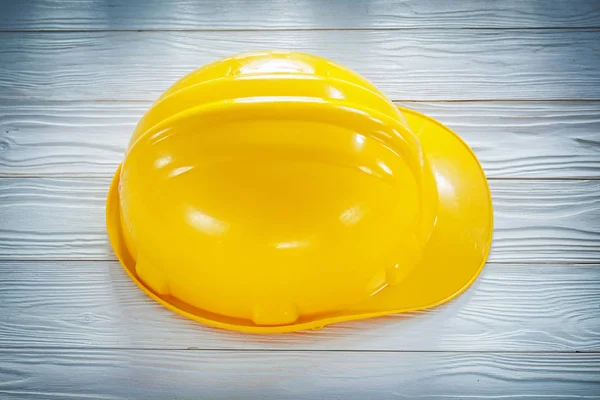 Casco protettivo da costruzione su tavola bianca — Foto Stock