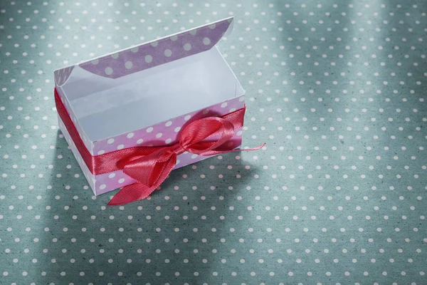 Открытая подарочная коробка на фоне голубой горошек концепция праздников — стоковое фото