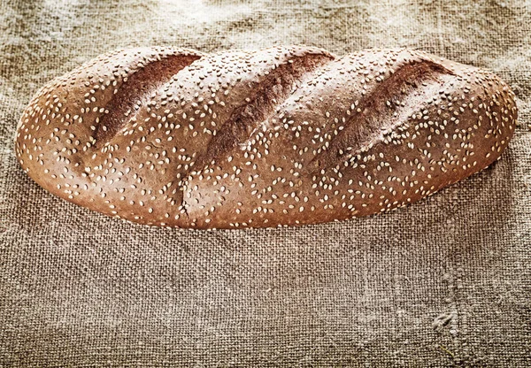 Laib Brot auf Klette Hintergrund — Stockfoto