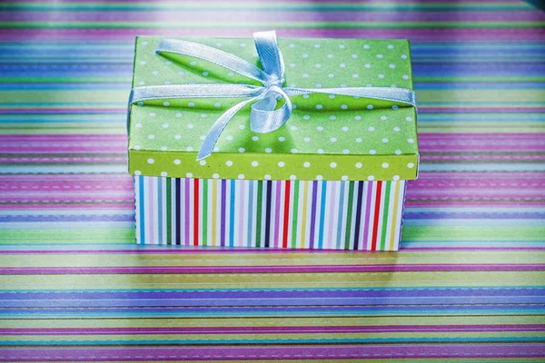 Coffret cadeau décoré sur tissu rayé concept vacances — Photo