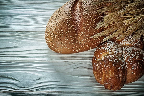 Limpa bröd vete öron på vit träskiva — Stockfoto