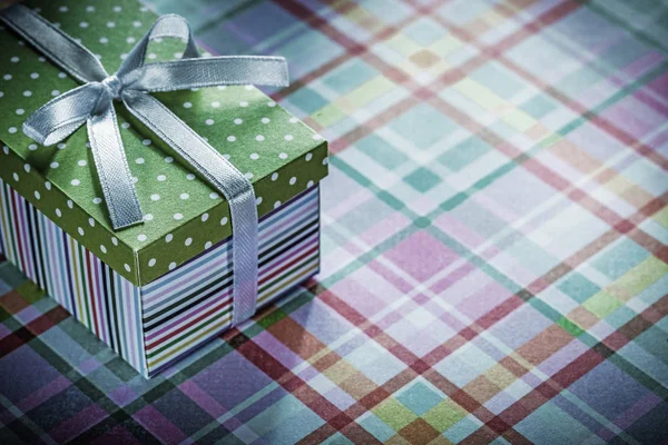 Ekose desenli kumaş tatil kavramı karton kutu hediye