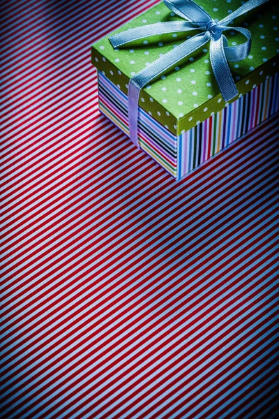 Подарунок у картонній коробці на червоній смугастій скатертині святкування con — стокове фото