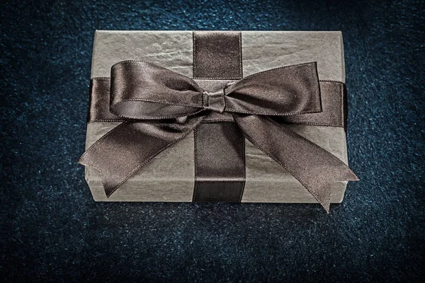 Geschenk-Box braunes Band auf schwarzem Hintergrund — Stockfoto