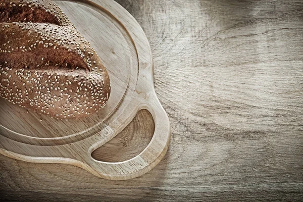 Pâine de tăiere bord pe fundal din lemn — Fotografie, imagine de stoc