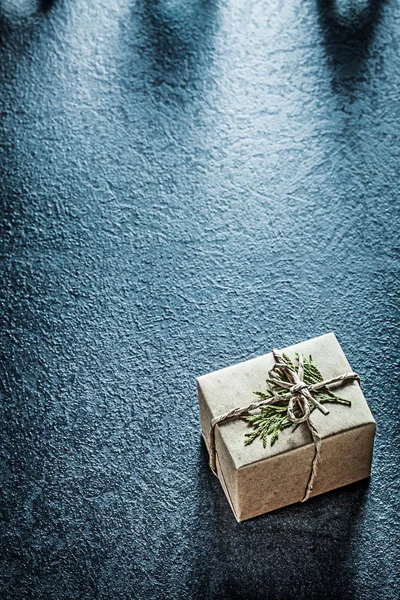 Kézzel készített ajándék doboz fekete háttéren zöld thuya ág ho — Stock Fotó