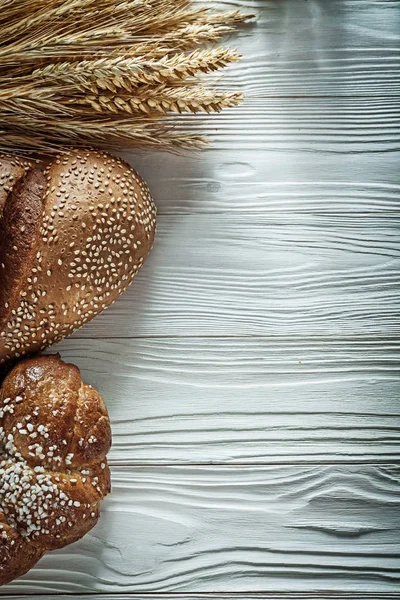 Hoja de pan espigas de centeno en pizarra blanca —  Fotos de Stock