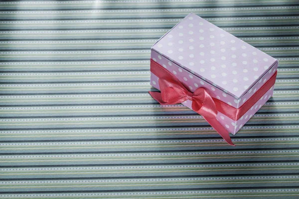 Coffret cadeau rose sur tissu rayé concept de célébrations — Photo