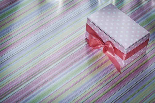 Caja de regalo decorada en concepto de celebraciones de mantel rayado —  Fotos de Stock