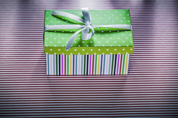 Hediye kutusu kırmızı çizgili kumaş üstten görünüm kutlamalar kavramı