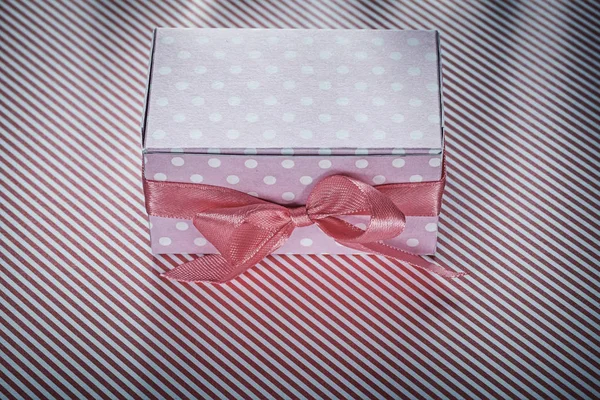 Kırmızı şeritli masa örtüsü kutlamalar kavramı mevcut kutusunda