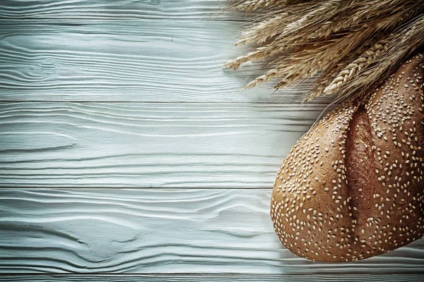 白い木製基板のパン ライ麦耳 — ストック写真