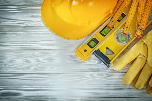 Guantes de seguridad nivel de construcción metro de madera casco de construcción en —  Fotos de Stock