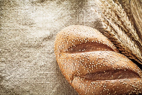A zsákvászon háttér füle kenyér — Stock Fotó