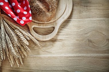 Doğrama kurulu buğday kulakları kırmızı benekli peçete ahşap b ekmek