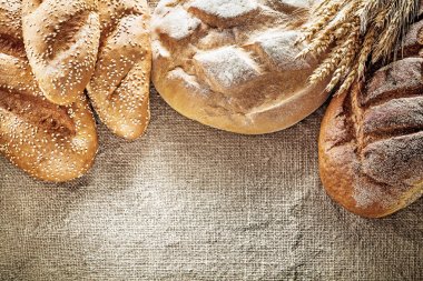 Kahverengi ekmek ekmeği buğday kulaklara kendir arka plan