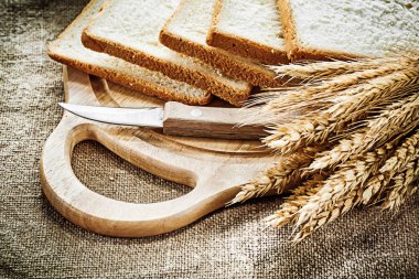 Oyma Pano mutfak bıçağı dilimlenmiş ekmek çavdar kulakları kendir üzerinde bac