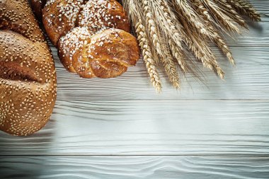Somun ekmek buğday kulak beyaz tahta üzerinde