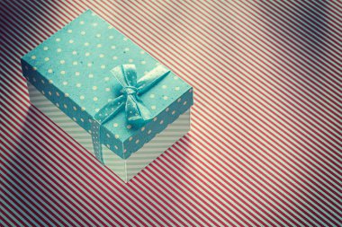 Çizgili masa örtüsü kutlamalar kavramı mevcut kutusunda