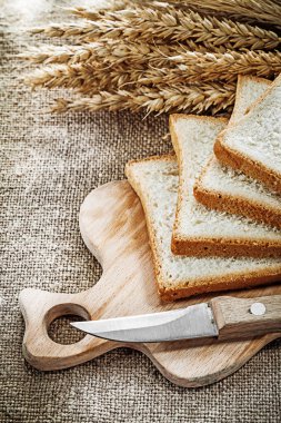 Ahşap doğrama kurulu bıçak ekmek çavdar kulakları geri çuval bezi dilimlenmiş