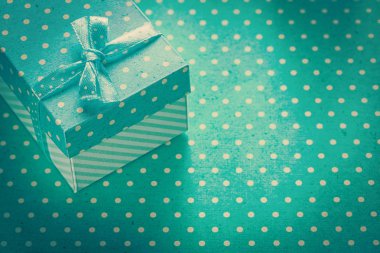 Şerit üzerinde mavi benekli arka plan tatil co ile mevcut kutusu