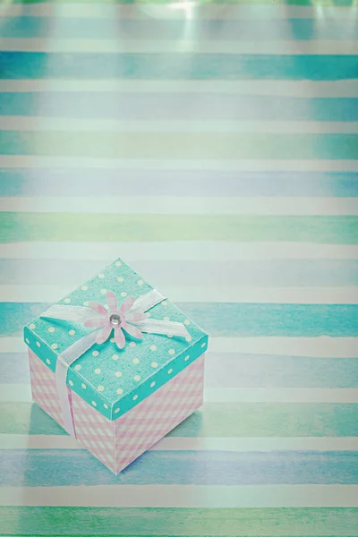 Renkli arka plan üzerinde Vintage kare hediye kutusu — Stok fotoğraf