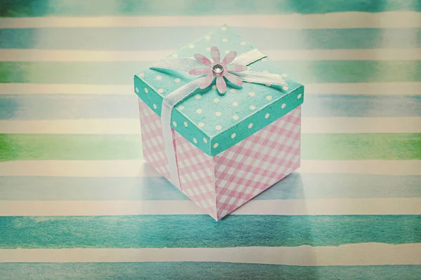 블루 스트라이프 직물 휴일 개념에 포장된 선물 상자 — 스톡 사진