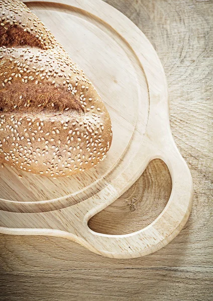 Хлебная доска на деревянном фоне — стоковое фото