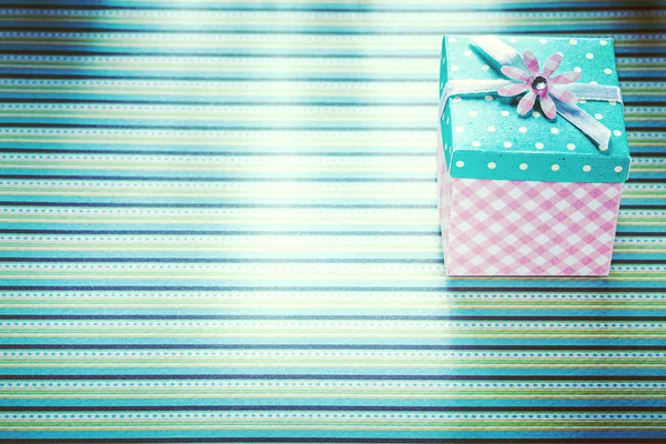 Caixa de presente no conceito de feriados de toalha de mesa listrada — Fotografia de Stock