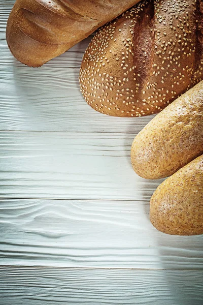 Beyaz tahta üzerinde kahverengi ekmek baget