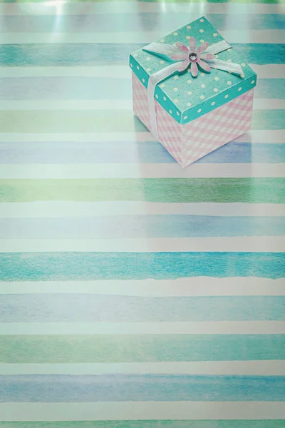 Mavi Çizgili Kumaş tatil kavramı üzerinde kaydırılan hediye kutusu — Stok fotoğraf