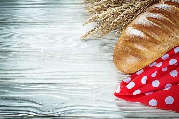 Ekmek sopa çavdar kulakları kırmızı peçete beyaz tahta üzerinde