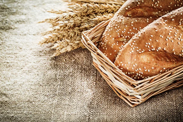 Weidenkorb Brot Roggen Ähren auf Klett Hintergrund — Stockfoto