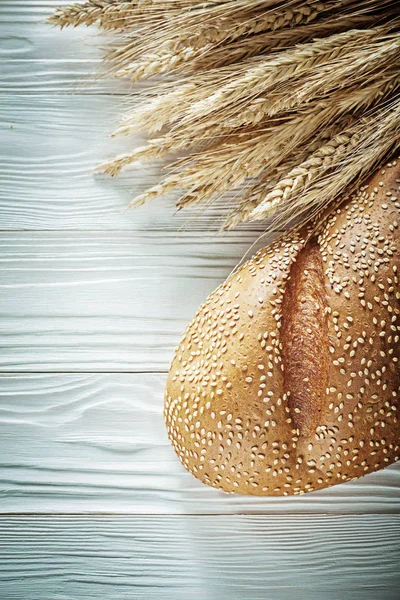 面包小麦耳朵上白色木板 — 图库照片