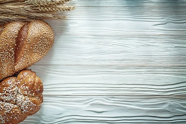 Pan ramo de espigas de trigo en pizarra blanca —  Fotos de Stock