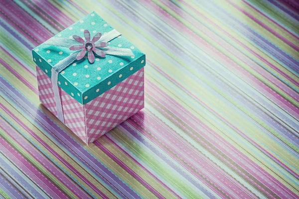 Çizgili Kumaş arka plan kutlamalar concep üzerinde kaydırılan hediye kutusu — Stok fotoğraf
