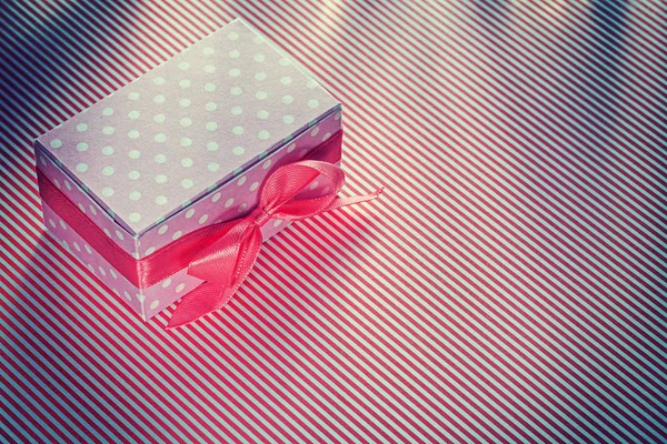 Kırmızı şeritli masa örtüsü kutlamalar conce sarılı mevcut kutusunda