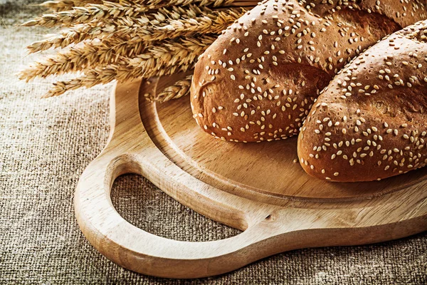 Holzschnitzbrett Brotweizenähren auf Säckelgrund — Stockfoto