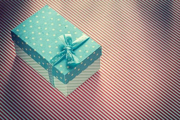 Çizgili masa örtüsü kutlamalar kavramı mevcut kutusunda